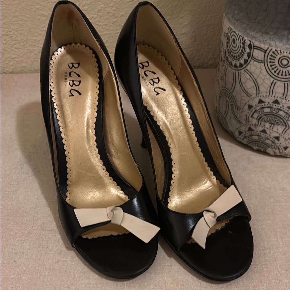 BCBG ParisBlack and Cream Heels with Bow Detail Size 7.5